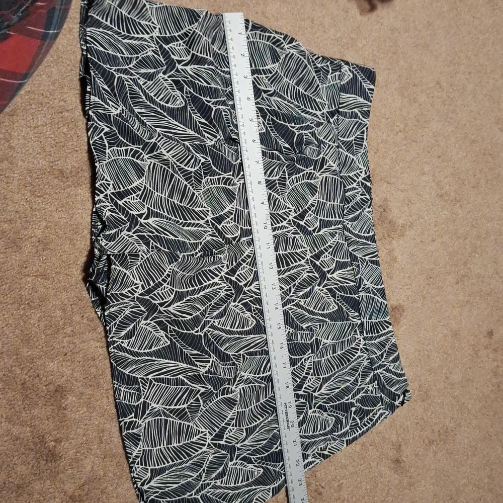 NWT/Loft black and white design shorts size large